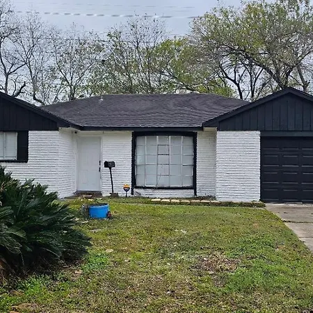 3Br Spacious Home With Backyard